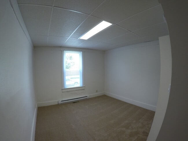 Building Photo - 3001 Kossuth St