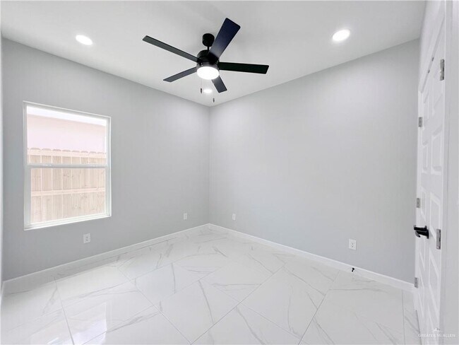 Building Photo - 22 W Woodson Dr