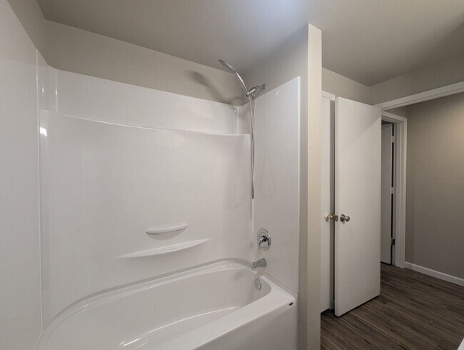 Building Photo - 549 Elm Way