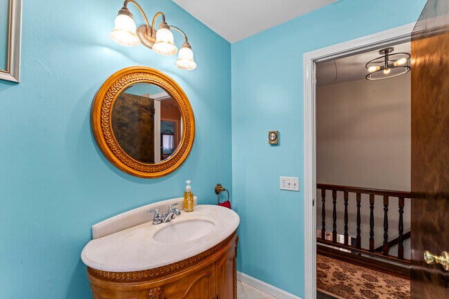 Building Photo - 8 Glenview Dr