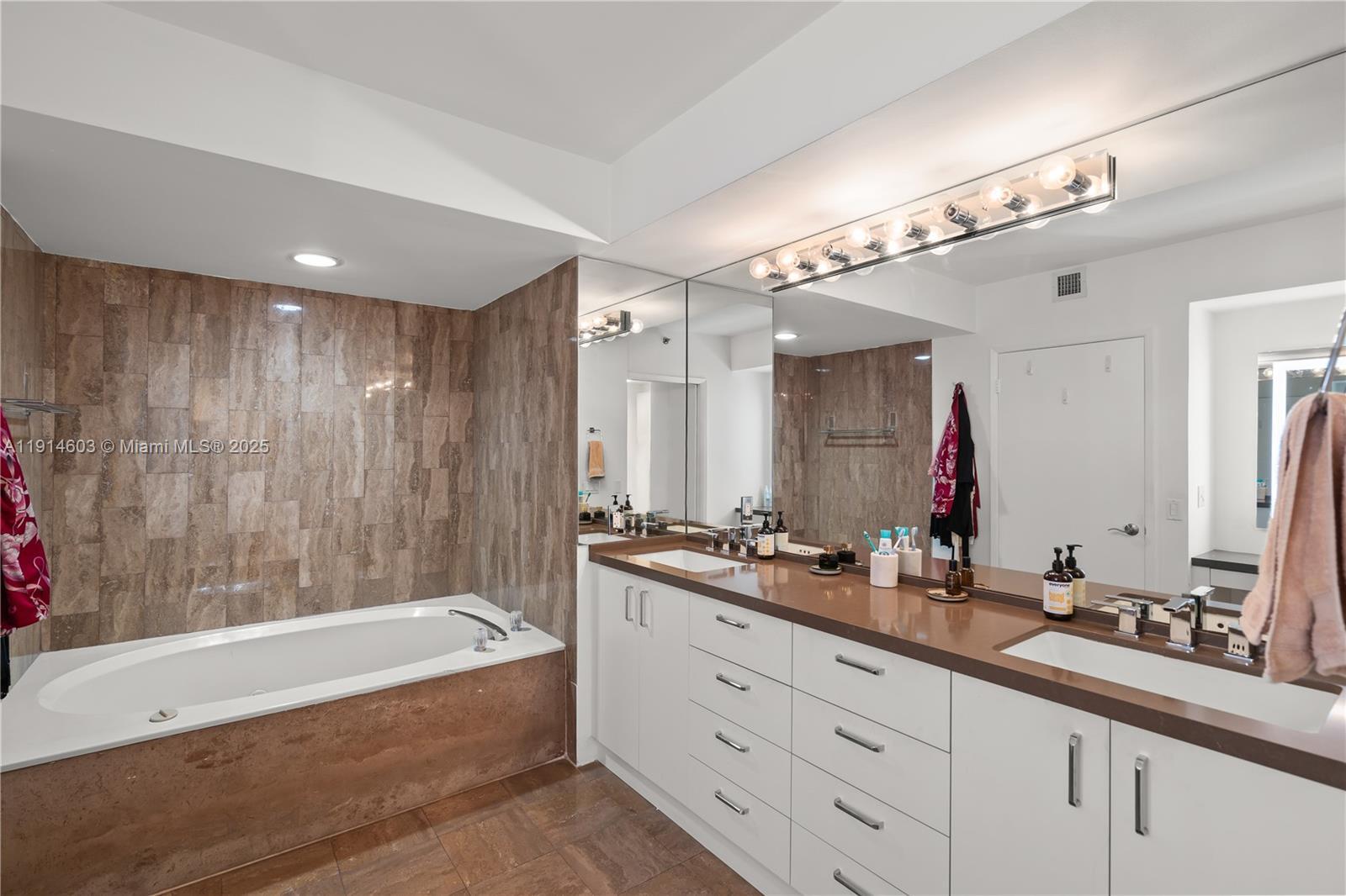 Building Photo - 1581 Brickell Ave