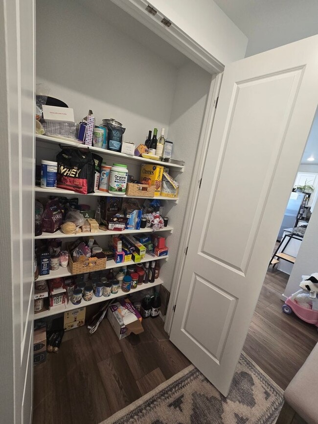 Building Photo - Spacious 4B/3B Available Early April!