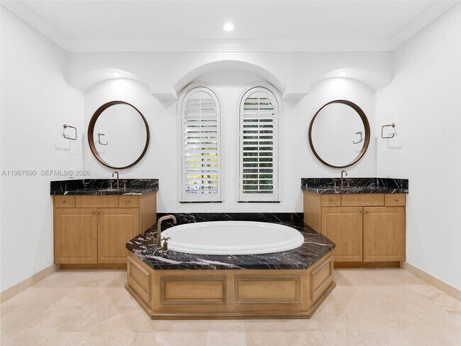 Building Photo - 827 SE 2nd Ct