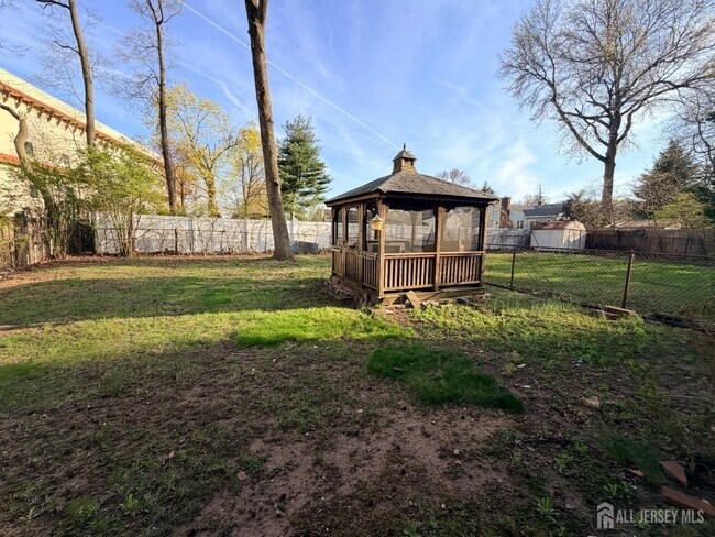 Building Photo - 2460 Woodbridge Ave