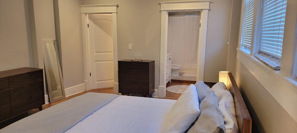 Master BR - 2121 12th Ave S