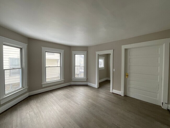 Building Photo - 1004 West Ave