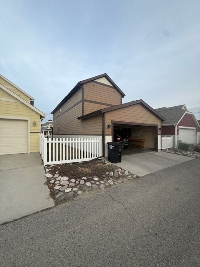 Building Photo - 5313 Golden Hollow Rd
