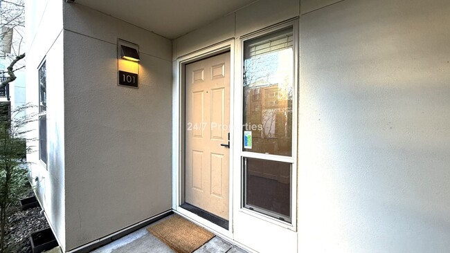 Building Photo - Urban 2BD I 2BA Condo - Courtyard + Garage...