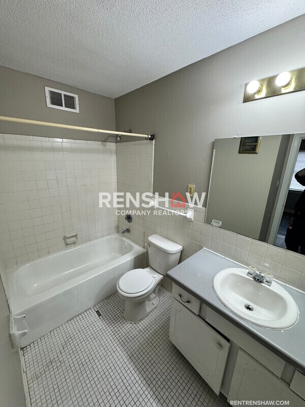 Building Photo - 3212 13 Colony Mall