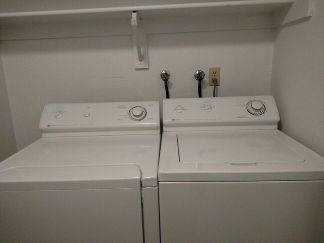 Building Photo - Townhome in Beautiful Gated community with...