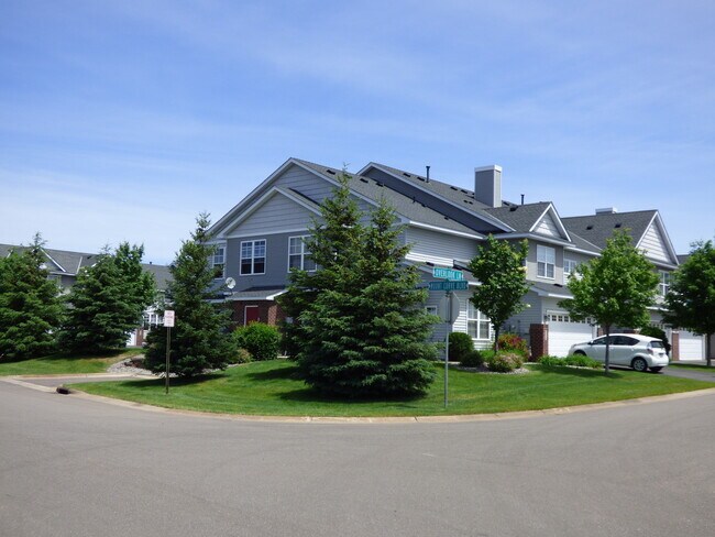 Building Photo - end unit in spirit hills  town home