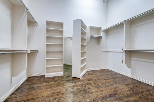 Building Photo - 2613 Round Table Blvd