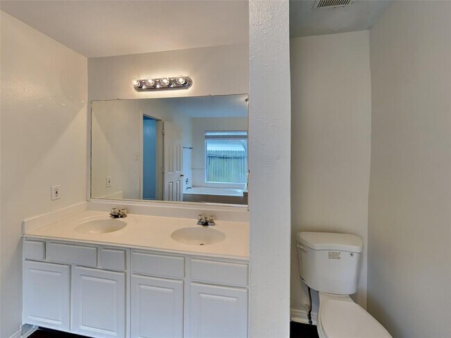 Building Photo - 17602 Coventry Oaks Dr