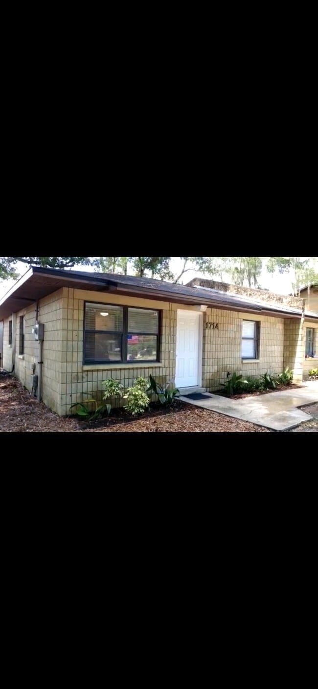 Building Photo - 1714 SW 68th Terrace