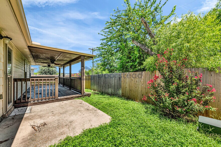 Building Photo - 12744 Northern Pine Dr