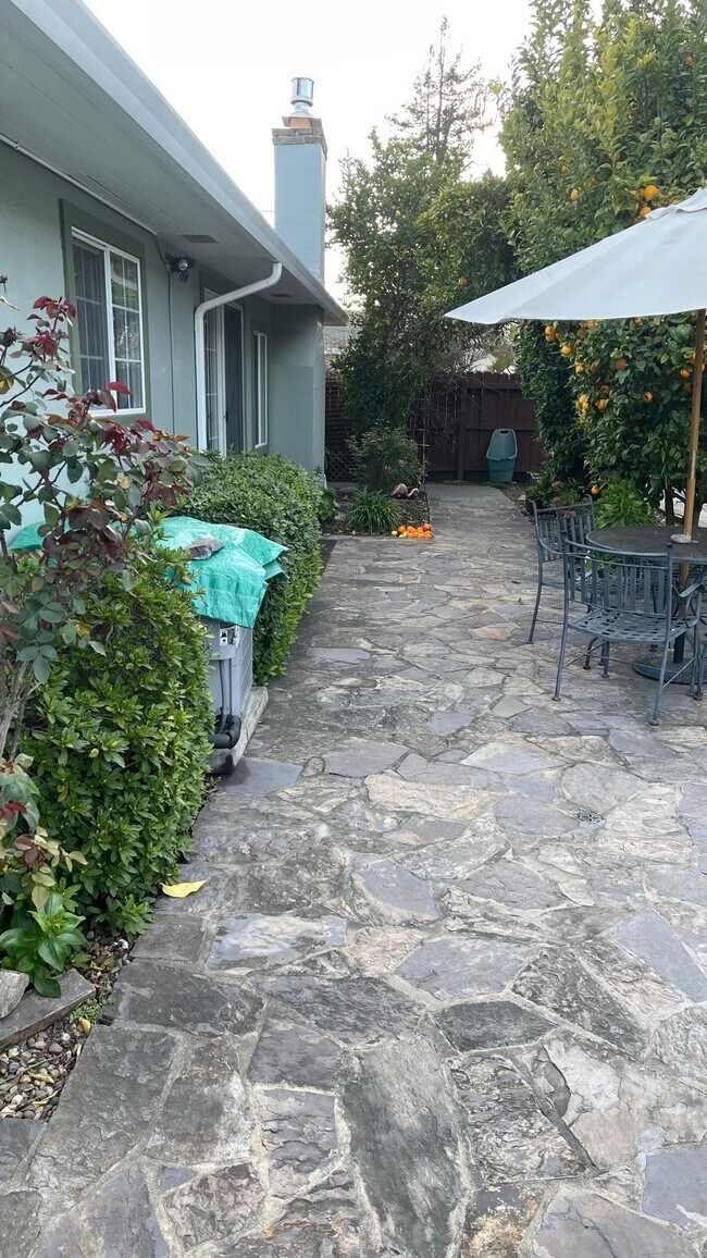 Building Photo - 158 S Hartson St