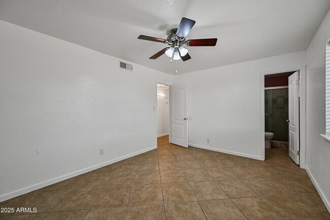 Building Photo - 1503 E Florian Ave