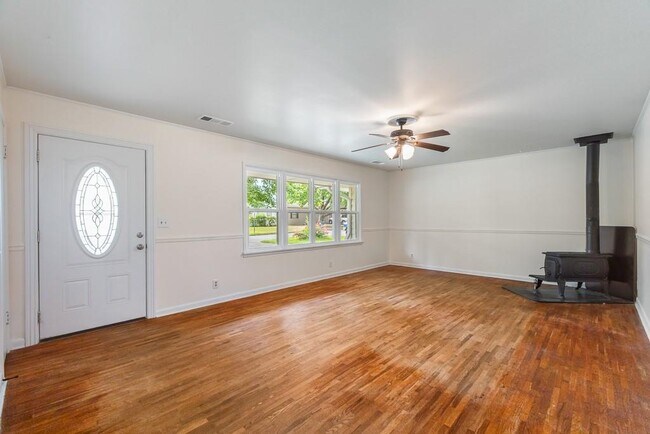 Building Photo - 301 Michael St