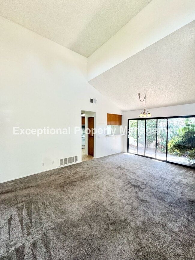 Building Photo - Ready to move in 2 bed 1 bath unit