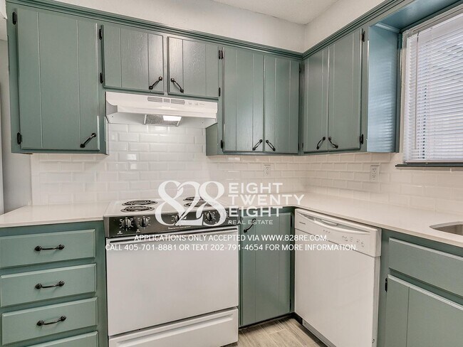 Building Photo - *AVAILABLE NOW!* Spacious 3 Bed/2.5 Bath Condo in East Norman!