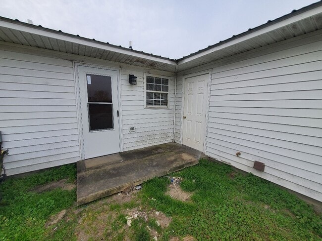Building Photo - Charming 2BR/1BA Apartment – Well-Maintain...