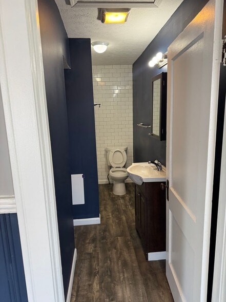 Building Photo - 1321 Lakeview Dr