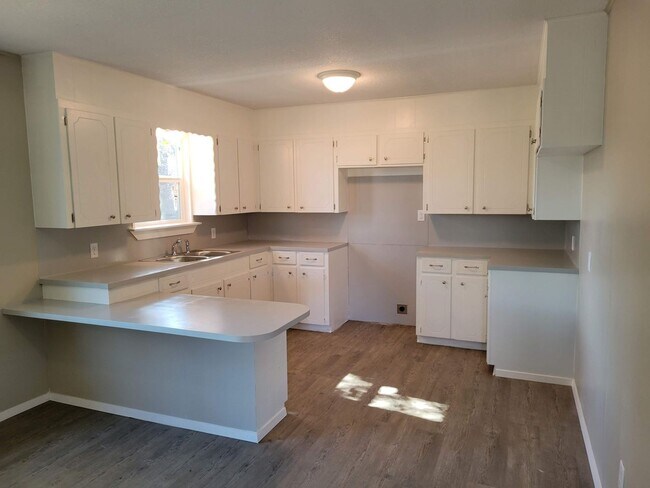 Building Photo - Recently Updated 3 Bed 2 Bath in Gun Barre...