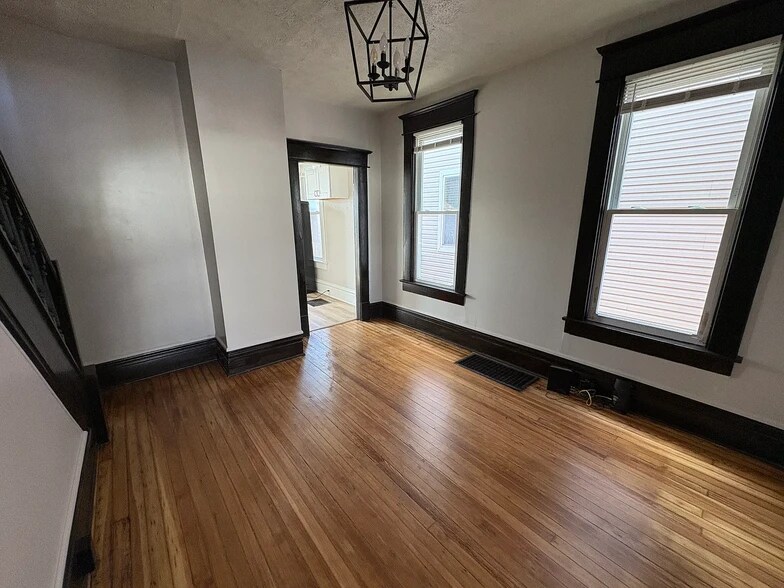 Building Photo - 687 E Columbus St