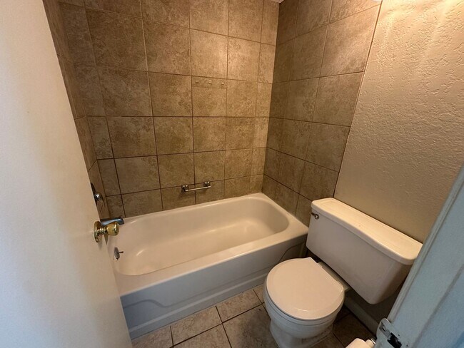 Building Photo - 3BD/2BA Townhouse located on the Germantown/Memphis Line!