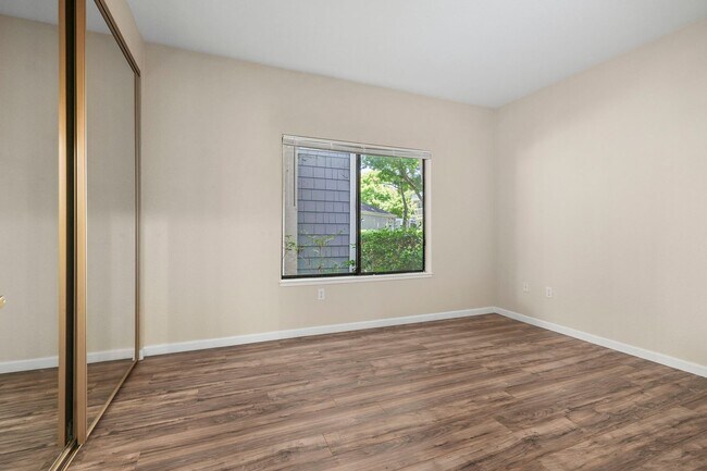 Building Photo - Beautiful single level condo, lower level ...