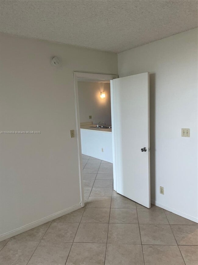 Building Photo - 2771 Riverside Dr