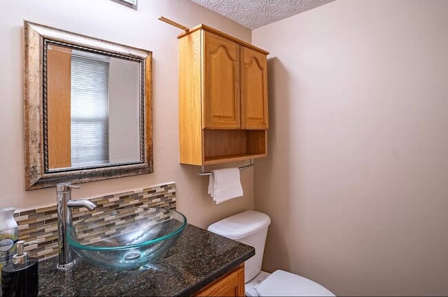 Building Photo - 5865 Summerlawn Dr