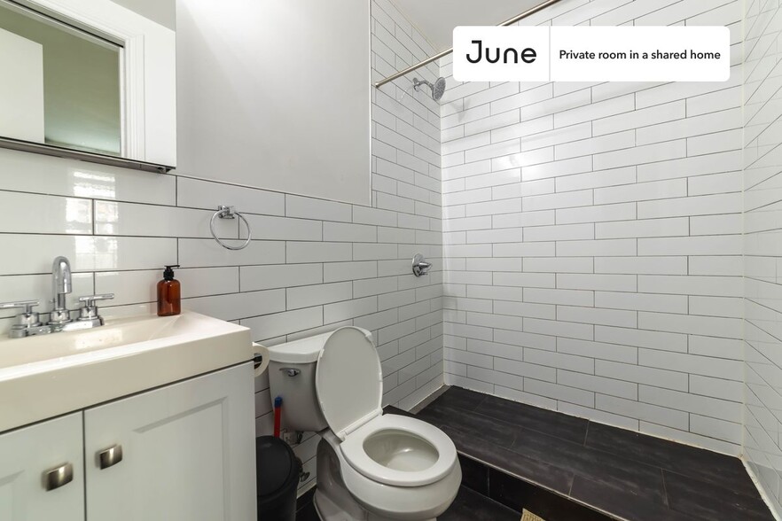 Building Photo - Private bedroom in 2 bed/1 bath Home