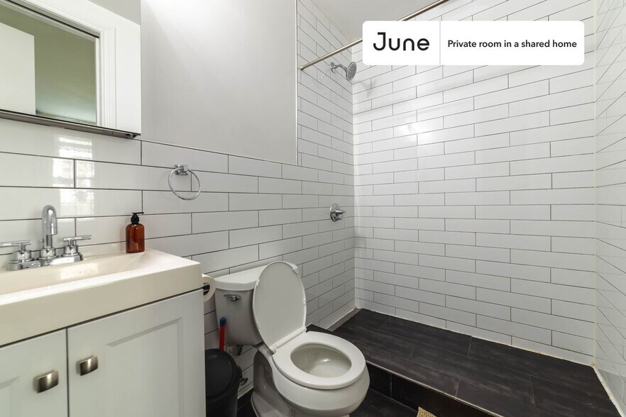 Building Photo - Room in Shared 2 bed/1 bath home in Greenpoint