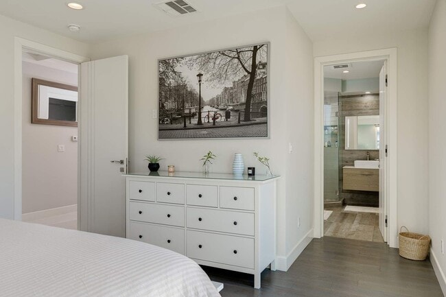Building Photo - 4418 Kingswell Ave