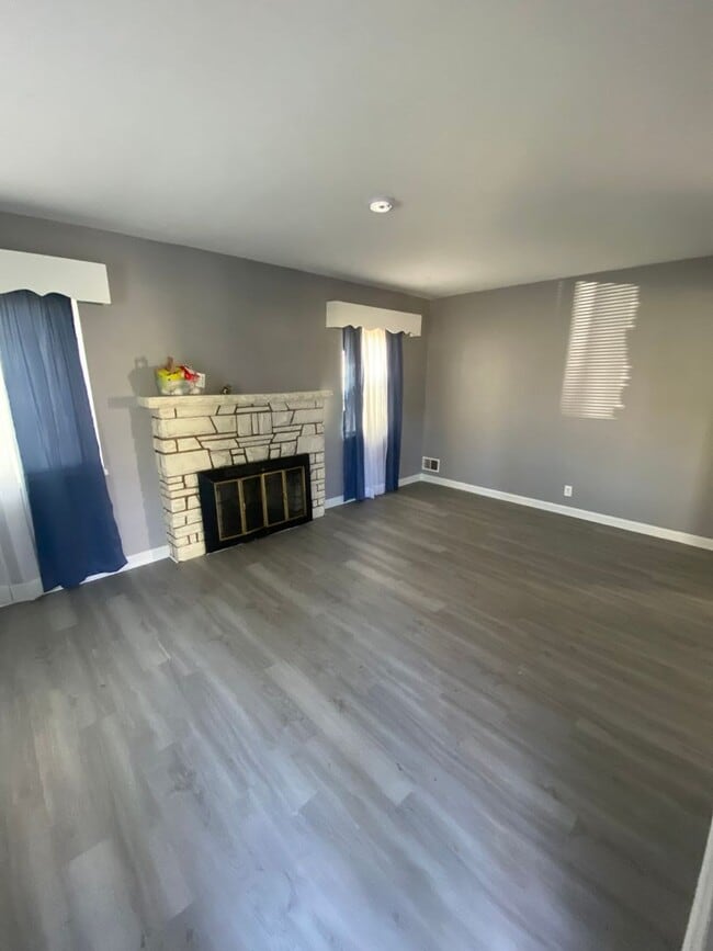 Building Photo - College Hill Rental Available NOW!