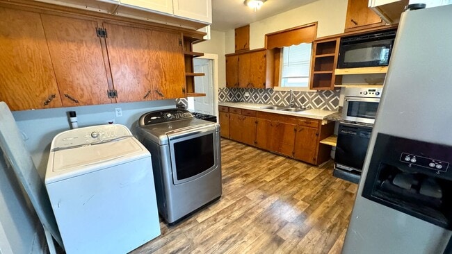 Building Photo - Charming 3-Bed, 2-Bath Home with Bonus Storage!