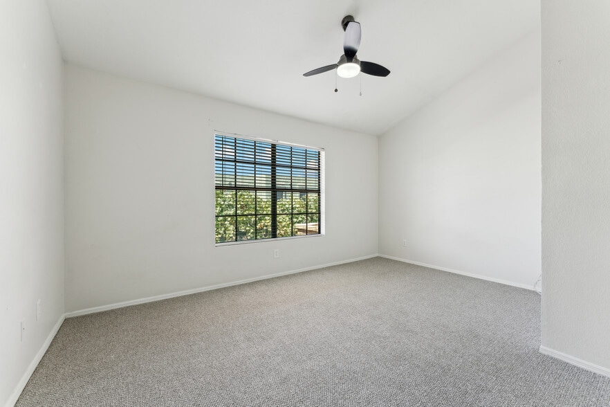 Building Photo - 4901 E Kelton Ln