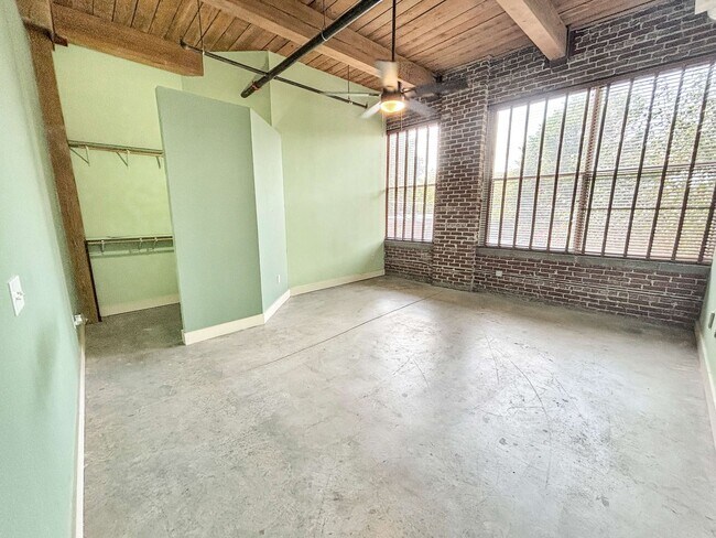 Building Photo - 1 BD/ 1 BA Condo near Mercedes Benz Stadium!