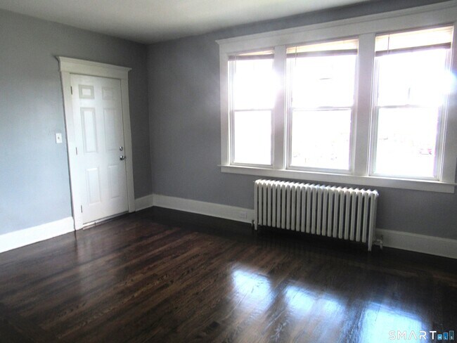 Building Photo - 116 Elm St