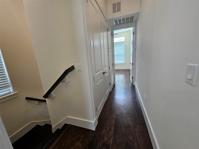 Building Photo - 2401 Crawford St