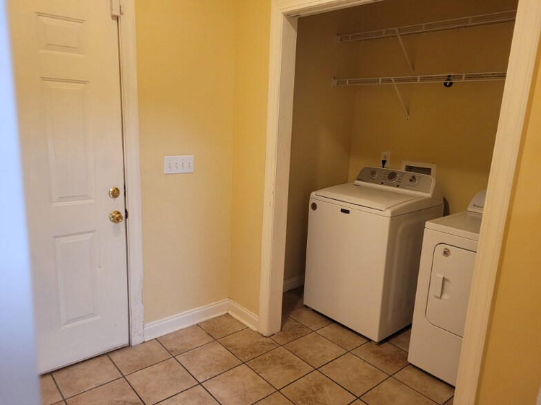 Building Photo - 3675 W Pointe Dr