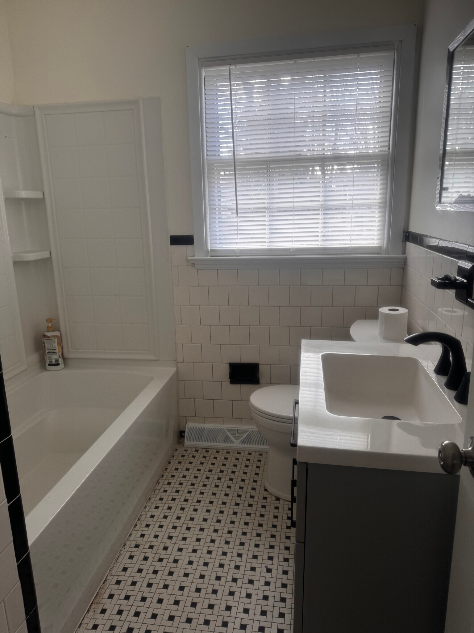 Building Photo - 8409 Freestone Ave