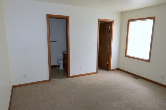 Building Photo - 3 Bedroom, 2 Bath Home Available within Wa...