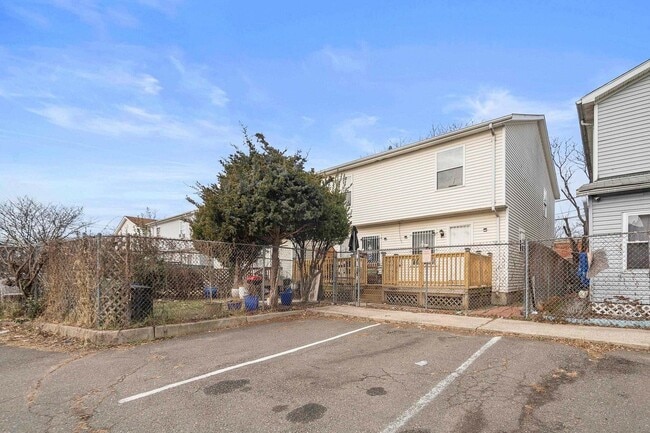 Building Photo - 404 Halladay St