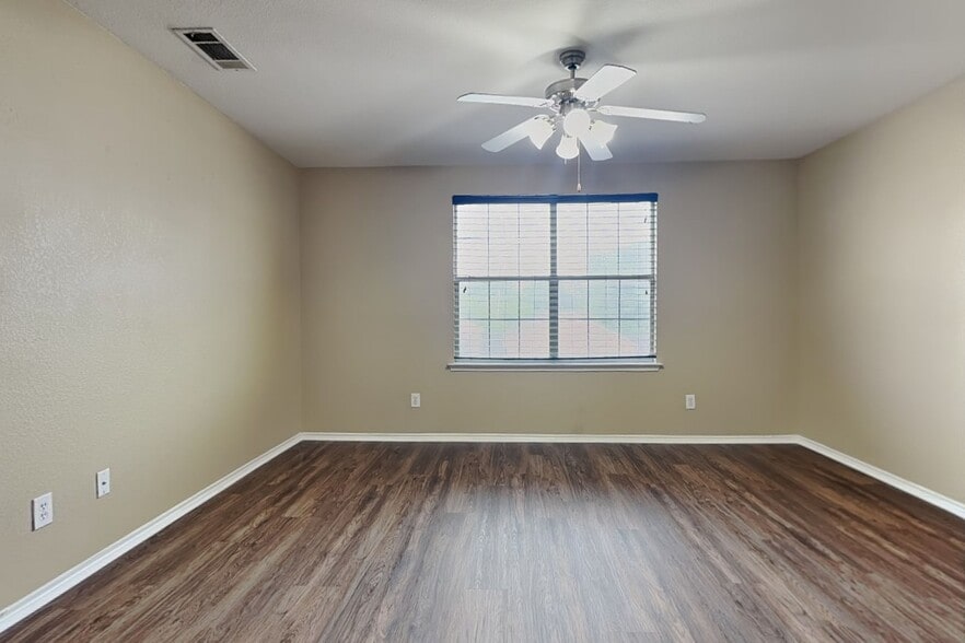 Building Photo - 6001 Melanie Dr