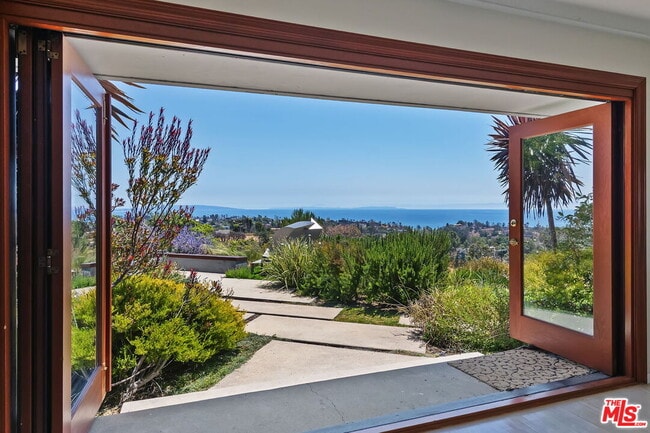 Building Photo - 1166 Las Pulgas Pl