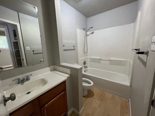 Building Photo - Move into this amazing 2 bedroom, 1 bathro...