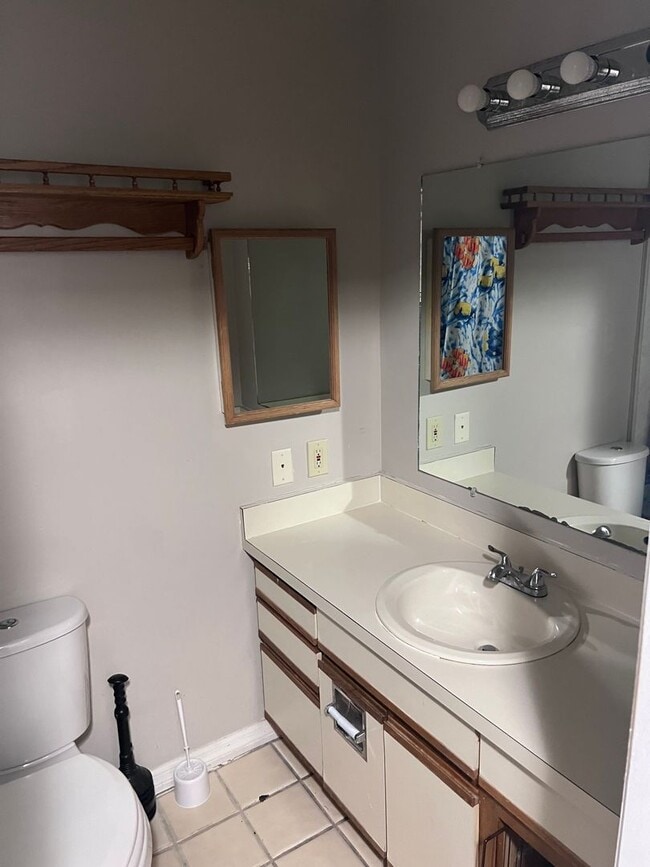 Building Photo - 2 Story Condo. Lovely 2 bed/1.5 bath condo