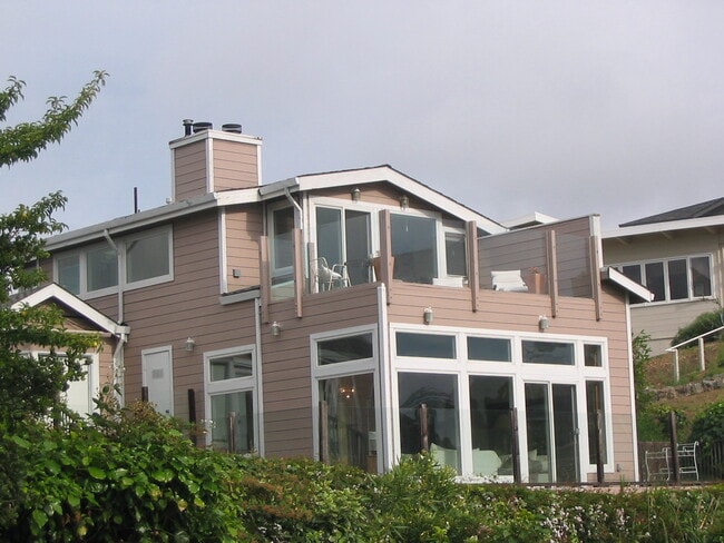 Building Photo - 230 Diviso St